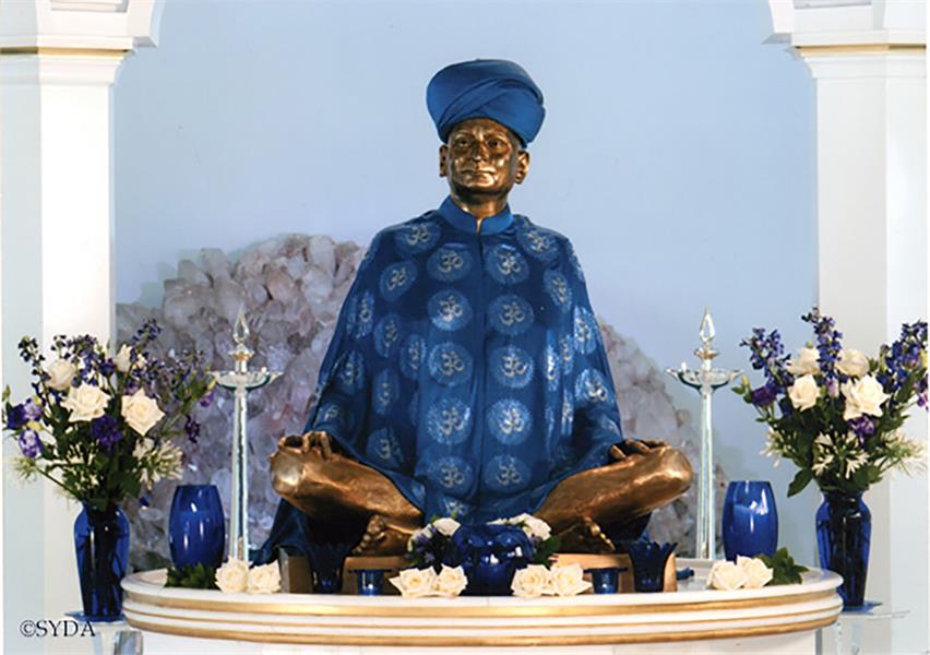 Photo of golden murti of Nityananda in Shree Muktananda Ashram, wearing blue cloth with a blue turban